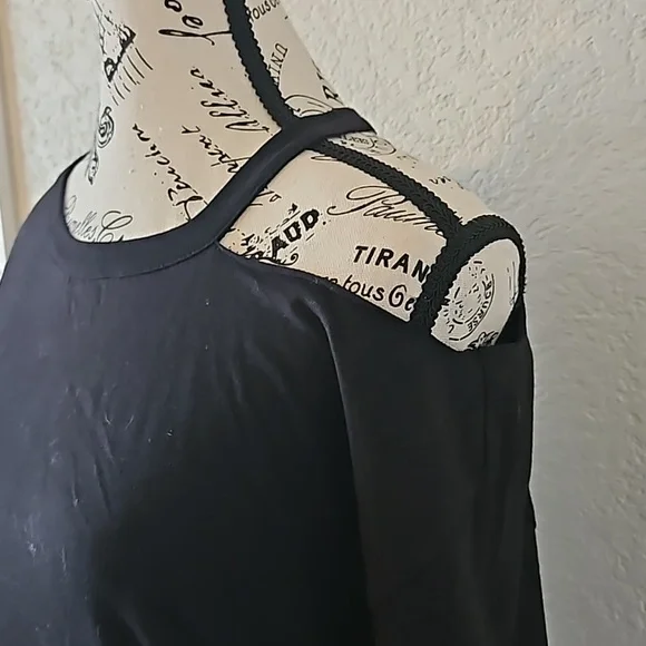 N:philanthropy! Cold shoulder cut out short sleeve t-shirt - Picture 2 of 6